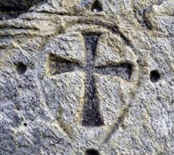 نشانه صلیب در دفینه یابی