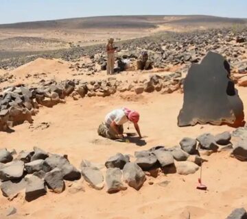 سنگ سیاه داخل قبر گبری چه مفهومی دارد